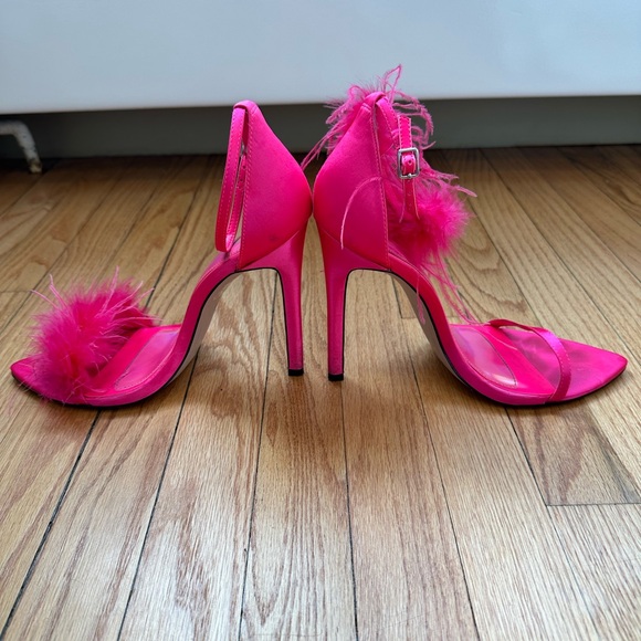 x REVOLVE Sunset Sandal in Lollipop
JLO Jennifer Lopez - Picture 7 of 11